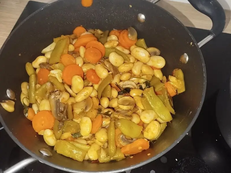 Tacho com feijão branco, cenoura, feijão-verde e cogumelos